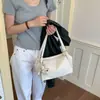 Bolso de axila para mujer 2026 Nuevo modelo Patrón de lichi amarillo Bolso de hombro Cuero suave Bolso tipo empanada con colgante de felpa Estilo versátil