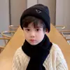 Conjunto de Dos Piezas de Gorro y Bufanda para Niños Otoño e Invierno Gorro de Lana con Corazón para Niños y Niñas Juego de Gorro de Invierno Cálido para Bebé