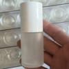 Venta al por mayor en stock botella de vidrio de 30 ml imprimible redonda recta tapa botella de loción de alta calidad botella de vidrio cosmética para crema facial