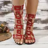 Sandalias de Plataforma Planas de Estilo Europeo y Americano Transfronterizas de Talla Grande con Remaches Huecos y Correas para Mujer, Diseño Personalizado de Caña Alta, Venta al por Mayor de Tallas Grandes