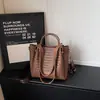 Bolso Tote de Gran Capacidad con Textura Tejida 2026 Nuevo Lanzamiento de Verano Bolso de Hombro Único Cruzado de Nicho Bolso Cubo para el Trabajo y el Viaje
