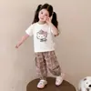 Conjunto de Verão 2026 para Meninas Desenho Animado Camiseta e Calça Anti-Mosquito Conjunto de Duas Peças Estilo Casual Fofo Calça Cargo Xadrez Conjunto de Duas Peças