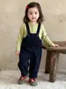 Conjunto de dos piezas de otoño estilo coreano para bebés y niños pequeños: camiseta interior verde aguacate + overol de pana para niñas
