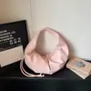Bolsa Croissant Estilo Preguiçoso Transfronteiriça para Mulheres, Nova Bolsa de Ombro de Nicho Vintage Primavera 2026, Bolsa Bolinho Plissada de Alto Valor
