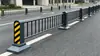 Barreras paisajísticas y culturales personalizadas para calles comerciales, áreas escénicas y pasarelas, fabricadas de acero galvanizado, acero inoxidable y aleación de aluminio.