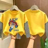 Camiseta de manga comprida para meninos, algodão puro, novo estilo primavera e outono 2026, camada interna listrada para meninos pequenos, camiseta base infantil falsa de duas peças