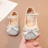 Sapatos de Princesa com Strass para Meninas Moda 2026 Verão Novo Estilo Sapatos Baixos Individuais para Crianças Mais Velhas com Laço Sapatos de Couro Cristal