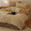 Juego de cuatro piezas de terciopelo de leche simple y lujoso de clase para otoño e invierno con colores contrastantes, funda de edredón suave y engrosada, ropa de cama cálida y atmosférica