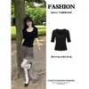 Top negro con cuello en U y manga corta, estilo intelectual chic con un diseño único, camiseta ajustada de manga corta para mujer, estilo nicho para principios de otoño