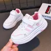 Tênis brancos escolares para meninas, novos modelos primavera/outono, tênis esportivos casuais de sola macia para crianças na primavera, populares para meninas