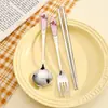 Lindo Set de Vajilla de Tres Piezas Recubierto de Resina para Estudiantes Mujeres, Portátil Juego de Cuchara, Palillos y Tenedor de Acero Inoxidable 304