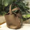 Bolso Cubo en Stock para Mujer 2025 Nuevo Estilo Bolso Cesta Moda Gama Alta Piel Genuina Bolso de Hombro Cruzado Pa8022