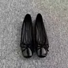 Moda Francesa Versátil Sapatilhas com Laço Femininas Primavera 2026 Novos Sapatos Pequenos de Couro Bico Quadrado Sapatilhas Planas de Calçar