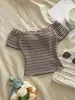 Zt6967 Nova Camiseta Listrada de Manga Curta Off-Shoulder Feminina Slim Slim Retrô Top Verão Camisa Tricotada