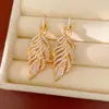 Aretes de aguja plateada con circonia y diseño de hoja hueca, exquisitos, modernos y únicos, con un toque de lujo ligero y sensación de alta gama, al por mayor