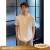 Nova Camisa Masculina Estilo Chinês com Gola Alta, Manga Curta, Listras Escuras e Textura Plissada, Novo Estilo de Verão, Seda de Gelo, Top Fino e Respirável