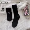 Nuevos calcetines de mujer estilo coreano con bloques de color, rayas verticales y bordado de corazón, calcetines de media pantorrilla para otoño e invierno, calcetines de algodón para mujer de doble aguja, calcetines largos apilables