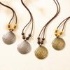 Colgante de cuerda de piel de vaca de gran venta transfronteriza, joyería de cuero, cadena de suéter de aleación de doce signos del zodiaco, collar redondo retro personalizado
