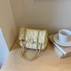 Bolso de patrón de rombos 2026 verano nuevo bolso vintage para mujer, popular bolso bandolera con cadena, elegante bolso pequeño cuadrado de color liso
