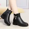 Nova coleção Outono/Inverno 2026: sapatos confortáveis tipo "mãe" forrados com fleece, botas de cano médio com sola macia para mulheres de meia-idade e idosas, sapatos de couro antiderrapantes com salto grosso