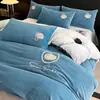 Conjunto de Roupa de Cama de Veludo de Leite Quatro Peças Inverno Veludo Coral Espessado Folha de Cama Outono e Inverno Capa de Edredom Saia de Cama Conjunto de Três Peças Roupa de Cama