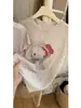 2026 Nuevo Estilo Japonés Lindo Dulce Estampado de Gato KT Camiseta de Manga Corta para Mujer Verano Holgada Versátil Cuello Redondo Top Moderno
