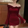 Vestido Popular 2025 de Un Hombro y Manga Larga Hombros Descubiertos Adelgazante Encaje Súper Hada Mangas de Trompeta Ajustado Ceñido a la Cadera Falda Corta Algodón