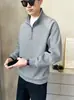 Sudadera simple y versátil para hombre con cuello alto y media cremallera, nuevo estilo de otoño, prenda interior casual suelta y texturizada de color sólido pesado