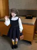 Conjunto de Vestido Chaleco Plisado para Niña 2026 Otoño Estilo Universitario para Niña Pequeña Camisa Blanca de Manga Larga con Cuello de Volantes Conjunto de Dos Piezas