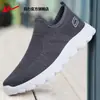 Zapatos sin cordones de tirar para hombres mayores, zapatos de malla transpirable verano 2026, zapatos de tela del viejo Pekín para hombres, zapatos para caminar para hombres