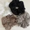 Goma para el pelo tipo scrunchie bordada con encaje estilo coreano, con un tacto de alta gama, presenting un diseño de flor de tela calada para coletas