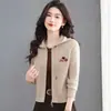 26 Cardigan de tricô curto com capuz, estilo moda coreana, para mulheres, cintura alta, bordado, com zíperes duplos, jaqueta suéter versátil