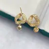 Joyas hechas a mano DIY aretes de perlas para mujer, accesorios de aretes de botón huecos, aretes de diseño triangular geométrico satinado al por mayor