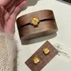 Livro Vermelho Estilo Chinês Explosivo Flor Dourada Pequena Diamante Desenho Brincos Retrô Versátil Acessórios Vintage de Luxo Leve