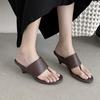 Zapatillas Minimalistas de Estilo Cool Cómodas de Cuña Exterior de Piel de Oveja Verano 2025 Tacón Medio Punta Redonda Sandalias de Tanga de Cuero Genuino para Mujer