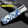 Isqueiro à prova de vento de metal com porcelana azul e branca de alta qualidade, isqueiro cilíndrico requintado e portátil, recomendado como presente para idosos