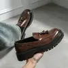 Zapatos de cuero retro transfronterizos sin cordones, suela gruesa, que aumentan la altura, puntera grande, zapatos de vestir casual de negocios, mocasines con borlas de talla grande para hombre