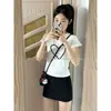 Camiseta Branca de Alça Reta para Estudantes com Manga Curta para Mulheres, Nova Tendência Verão 2026 Slim-Fit Valoriza a Silhueta, Estilo Curto Doce e Picante