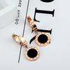 Hebilla de Oreja de Carácter Romano de Sentido Avanzado Moda Femenina Corea del Sur Elegante Celebridad de Internet Accesorios para Orejas Pequeños y Simples Pendientes Distintivos
