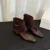 Botas de tornozelo quadradas de couro macio estilo retro francês para mulheres, com elevação interna, fivela de tira de couro trançado, adequadas para o trajeto diário e apresentando um estilo de deserto ocidental de Sichuan.