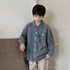 Camisa de mezclilla para niños, top casual versátil de manga larga para primavera y otoño, nueva sobrecamisa de estilo coreano para niños de talla mediana y grande, moderna
