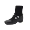 Super lindas com um casaco, fivela quadrada de strass, botas justas patchwork de camurça de ovelha, botas curtas elásticas de couro genuíno de salto médio para inverno 2026 para mulheres