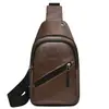 Nueva Bolsa de Pecho para Hombre con Agujero para Auriculares Casual Retro de PU Bolso Cruzado al Hombro Mochila Deportiva para Ciclismo al Aire Libre con Logo Estampado