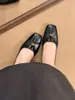 Versión de cuero suave~Zapatos de tacón grueso de punta cuadrada rojos estilo francés de corte bajo para mujer 2026 nuevos zapatos planos de Mary Jane estilo hada