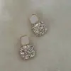 Elegantes aretes cuadrados morados para mujer, aretes de botón de nicho de lujo ligero, nuevo modelo popular 2026, aretes colgantes únicos y elegantes