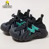Zapatos deportivos para niños 2026 verano y otoño estilo nuevo para niñas antideslizantes suela blanda transpirables modernos para niños sin cordones flyknit