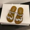 Pantuflas de Exterior Nuevo Estilo Verano 2025 con Lazo de Pedrería y Falda Planas Estilo Hada de Playa Sandalias de Suela Suave para Mujer
