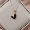 Collar de clavícula de acero inoxidable a la moda para mujer, estilo europeo, americano, japonés y coreano, con colgante de corazón de amor, corazón de melocotón con goteo de aceite, lujo ligero