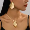 Conjunto de joyería para mujer de tres piezas: collar con colgante y pendientes de patrón martillado geométrico irregular, moderno y versátil