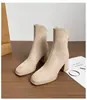 Botas de tornozelo com salto grosso de camurça estilo coreano, novo modelo outono e inverno 2026, botas de tornozelo de salto grosso bico quadrado slim fit, botas de moda versáteis com bico quadrado